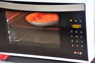 放入蒸烤箱中，选择蒸的功能，100度8-10分钟，如果没有蒸烤箱，用蒸锅加水，大火烧开，金针菇大火蒸5-8分钟.。