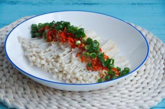 蒸好的金针菇若有很多水份，需要倒掉多余的水，将葱花洒在上面。