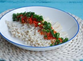 蒸好的金针菇若有很多水份，需要倒掉多余的水，将葱花洒在上面。