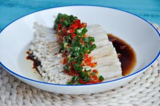 将蒸鱼豉油淋在金针菇上，再将热油直接淋在上面，油一定要烧开，才能激出鲜香味。