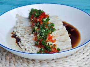 将蒸鱼豉油淋在金针菇上，再将热油直接淋在上面，油一定要烧开，才能激出鲜香味。