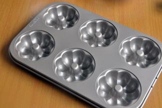 给模具抹上一层薄薄的黄油，再轻轻的用厨房纸擦掉多余部分。