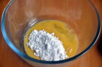 将鸡蛋打散，加入糖粉。