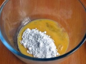 将鸡蛋打散，加入糖粉。