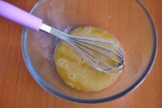 搅拌均匀，只搅拌不打发。