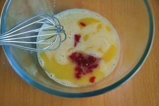 倒入10克的草莓果酱。