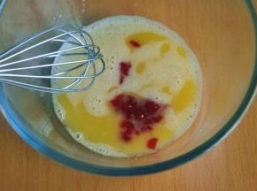 倒入10克的草莓果酱。