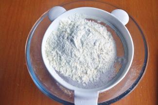 筛入低筋面粉和泡打粉。