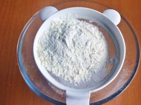 筛入低筋面粉和泡打粉。