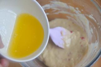 黄油隔水融化，倒入面糊。