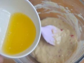 黄油隔水融化，倒入面糊。