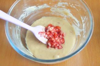 倒入草莓颗粒。
