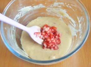 倒入草莓颗粒。