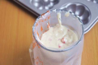 将一次性裱花袋套在一个杯子上，倒入面糊。