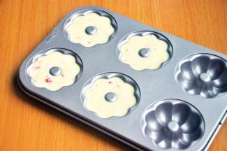 将面糊挤入花形甜甜圈六连模（8成满）