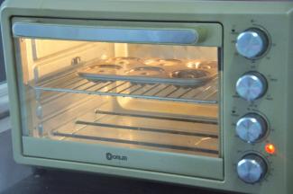 放入预热好的烤箱中层，上下火170度，15-20分钟，观察表面上色即可。