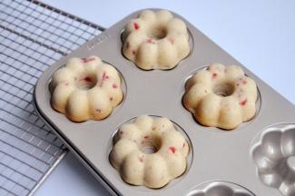 出炉后的蛋糕，趁热脱模，脱模后放晾架上冷却。