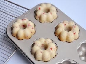 出炉后的蛋糕，趁热脱模，脱模后放晾架上冷却。