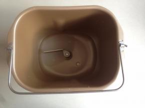 将水和糖放面包桶内