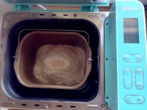 将面包桶放入到面包机内（没有面包机也可以手揉面团，但需要先将酵母溶解在水里）