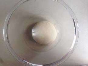 室温高的时候，将和好的面团放在盆里，盖上保鲜膜。