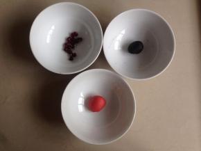 在等待发酵的时间，分别用10克面粉加入竹炭粉和红曲粉，和成红色和黑色的小面团。红豆需要提前浸泡2个小时以上。