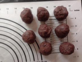 红豆馅分成38克/份，搓圆。