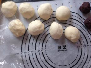 发酵好的面团取出排气几分钟，尽量将里面的气体揉出，这样蒸出来的包子才光滑。分成每份45克。