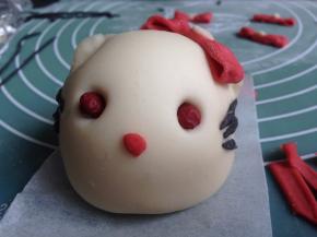 粘上蝴蝶结、猫须和鼻子