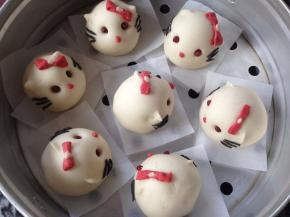 做好后放油纸上，再放在蒸笼里。醒发15分钟。大火烧开后转中小火蒸15分钟。蒸好后，继续焖3分钟才开盖