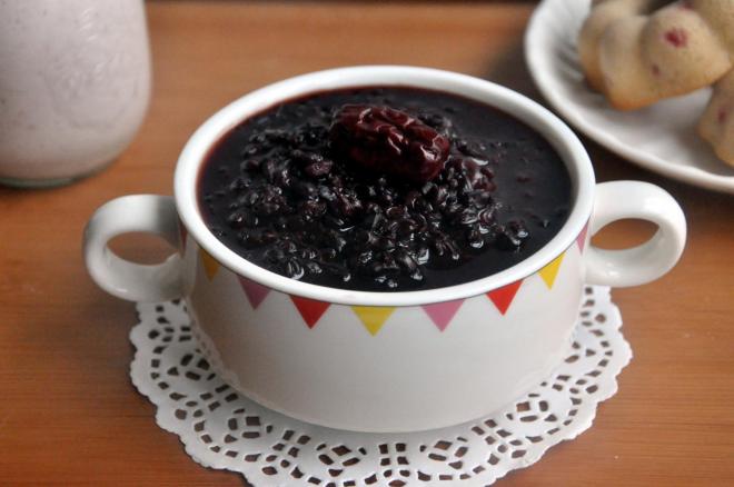 红糖红枣黑米粥