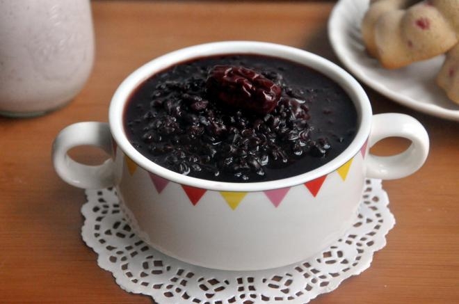 红糖红枣黑米粥