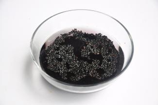 将黑米洗净浸泡4小时以上。