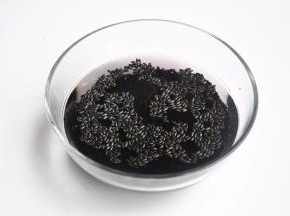 将黑米洗净浸泡4小时以上。