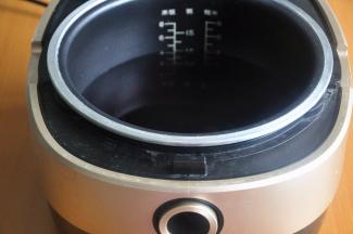 连同泡黑米的水一起倒入电饭煲中，加入适量的水，开启煮粥模式，我家电饭煲的煮粥程序为1小时30分钟。煮粥过程中不要加水，否则在粘稠度上会大打折扣。