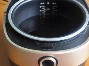 连同泡黑米的水一起倒入电饭煲中，加入适量的水，开启煮粥模式，我家电饭煲的煮粥程序为1小时30分钟。煮粥过程中不要加水，否则在粘稠度上会大打折扣。