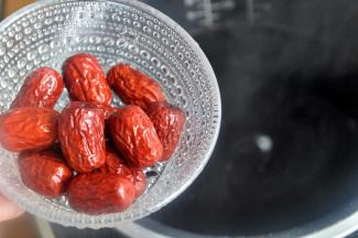 煮粥程序进行到40分钟的时候，倒入红枣。