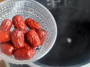 煮粥程序进行到40分钟的时候，倒入红枣。