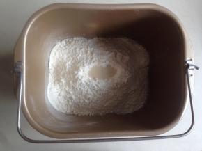 加入面粉，在面粉最顶端加入酵母