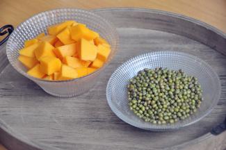 准备材料，南瓜切小丁