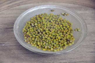 将绿豆洗净浸泡1小时。