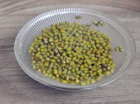 将绿豆洗净浸泡1小时。