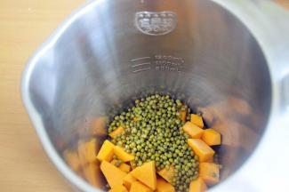 连同浸泡的水一起倒入豆浆机中。