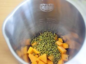 连同浸泡的水一起倒入豆浆机中。