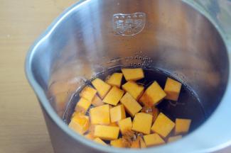 盖住豆浆机的最低水位线。