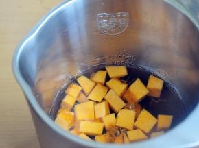 盖住豆浆机的最低水位线。