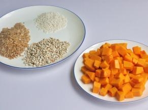 准备材料，南瓜切丁。