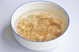 将三种米洗净后浸泡2小时。