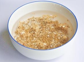 将三种米洗净后浸泡2小时。