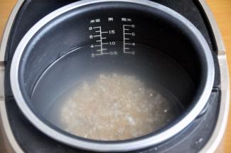 连同浸泡的水，一起倒入电饭煲中，倒入适量的水，开启煮粥模式。